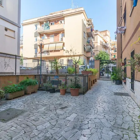 Domus Michele Ii Monte Mario Station Apartment